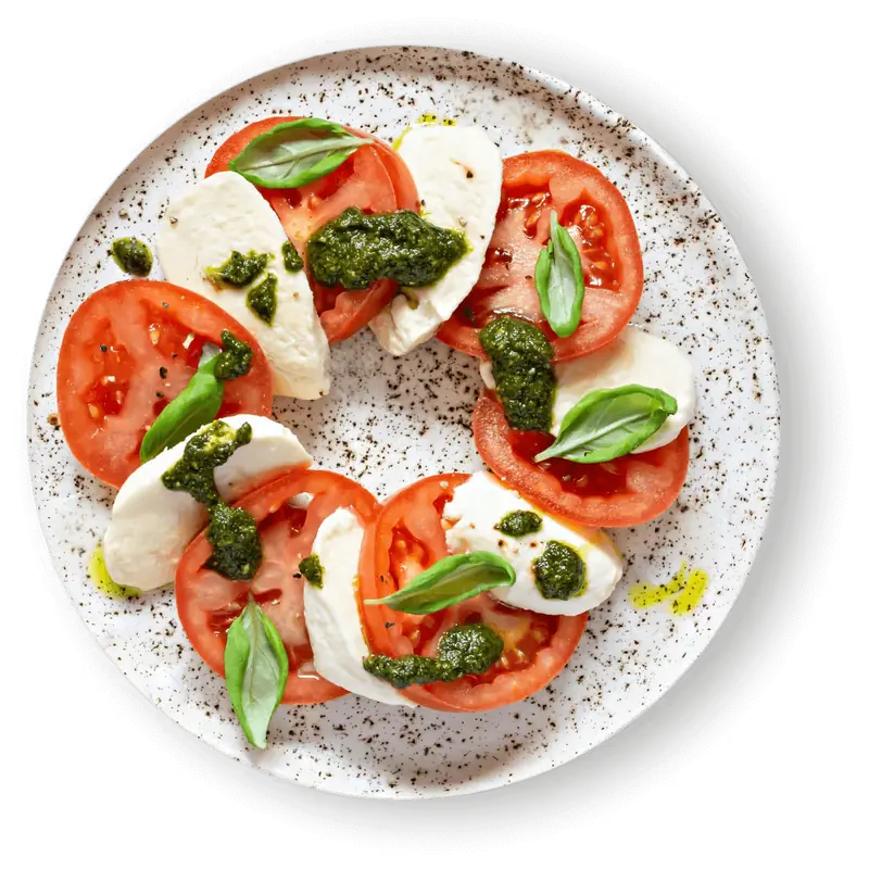 Salade de tomates, mozzarella et basilic prête à servir