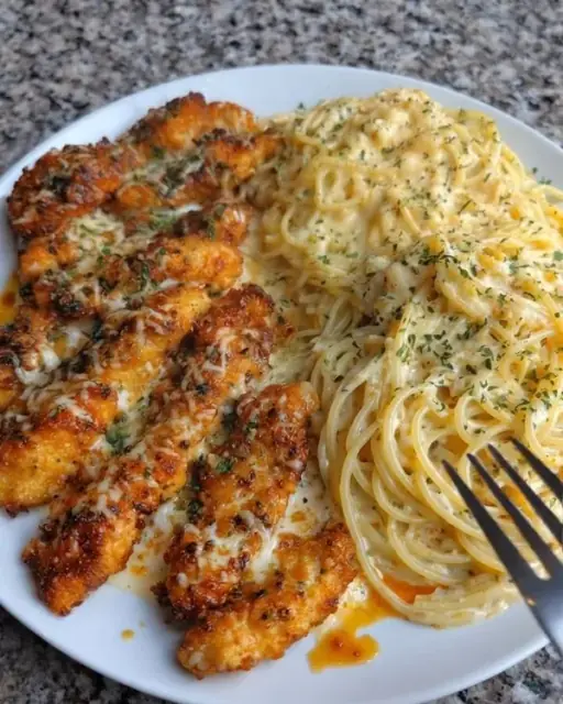Frango com Mozzarella, Parmesão e Alho com Esparguete Cremoso