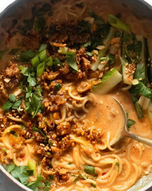 Ciotole di Ramen al Miso e Arachidi