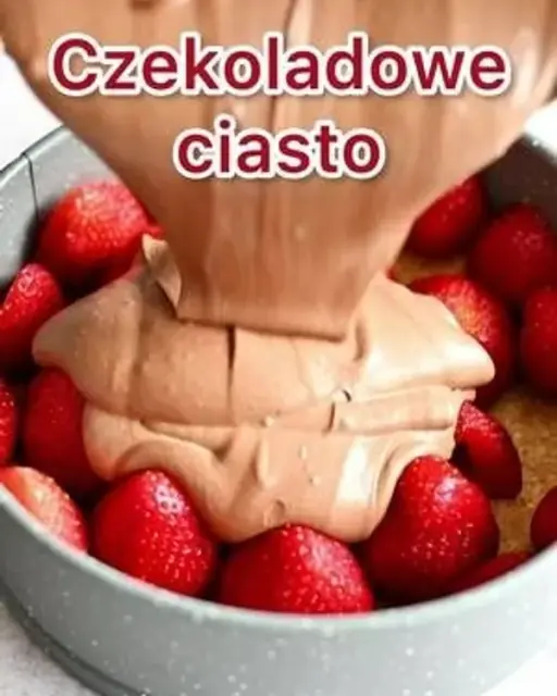 Ciasto czekoladowe z truskawkami, bez pieczenia
